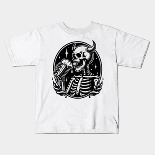 skeleton drinking beer Kids T-Shirt